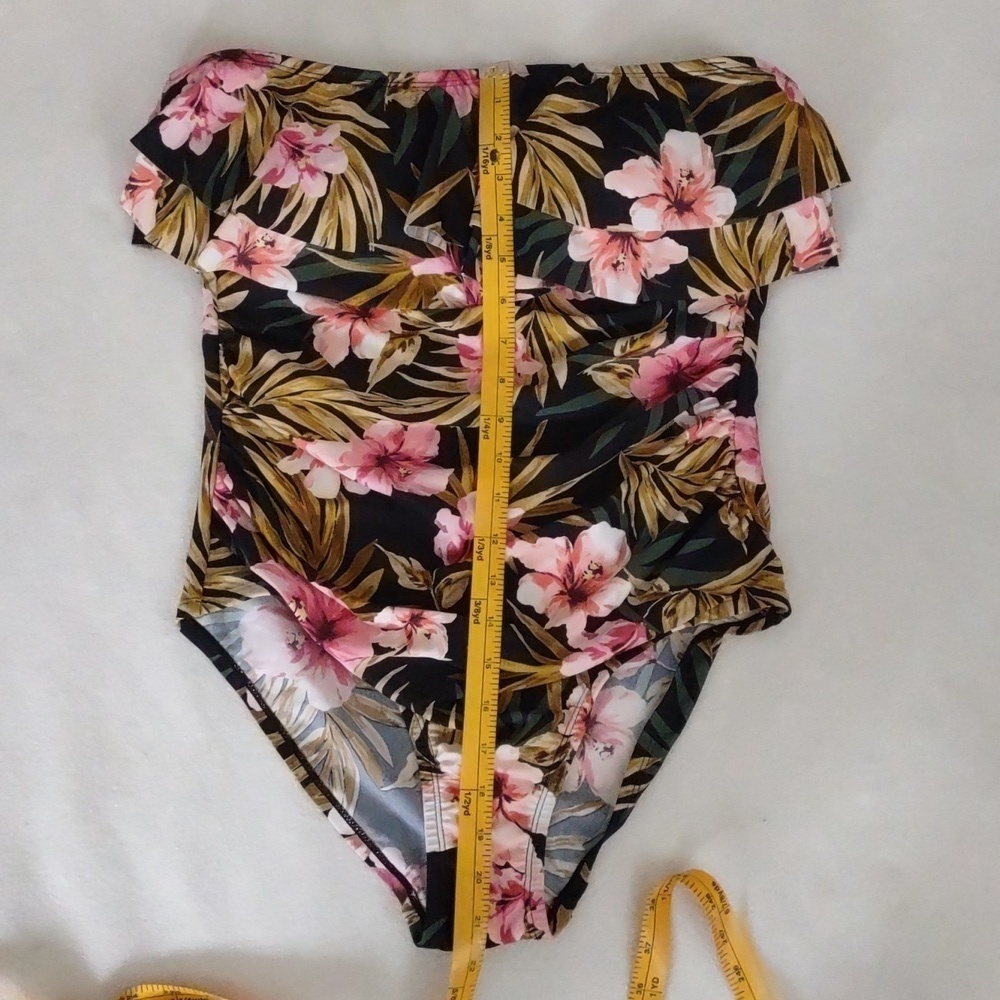 New Ruffle One Piece Swimsuit Size L - Picture 5 of 8